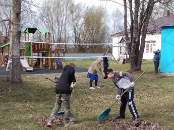 Субботник по уборке территории Центра.