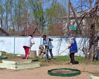 Субботник на территории Центра.