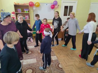 А мы Масленицу встречаем: шутками, прибаутками, хороводами, блинами!