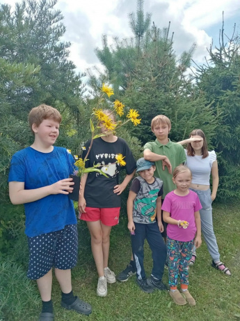 На прогулке.