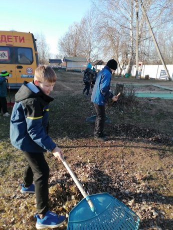 Началась уборка территории)